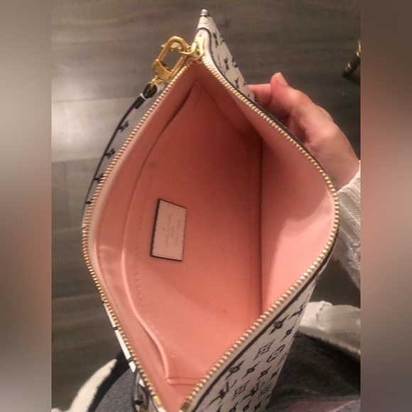 LV Handheld wristlet pouch 🖤🩵 - Picture 11 of 16